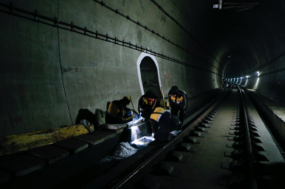 石龙铁路运营隧道病害现状